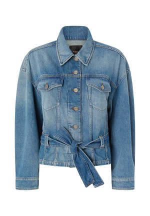 Chaqueta vaquera azul con cierre de botones en el frente, dos bolsillos con solapa en el pecho, mangas largas y cinturón anudado en la cintura.
