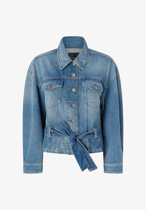 Chaqueta vaquera azul con cierre de botones en el frente, dos bolsillos con solapa en el pecho, mangas largas y cinturón anudado en la cintura.