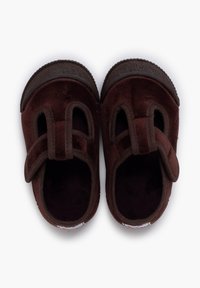 Braune Wildlederschuhe mit weichem Material, ausgestattet mit zwei Schlaufen vorne, einer braunen Gummisohle und einem floral gemusterten Innenfutter.