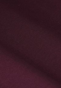 Burgunderfarbener Stoff mit einer glatten, gleichmäßigen Webart. Der Stoff hat einen leichten Glanz und ist frei von Mustern, was seine kräftige Farbe unterstreicht.