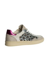 Zapatilla con empeine de ante gris claro y cuero metálico, que presenta un panel de print de leopardo brillante y un acento en el talón de color rosa brillante.
