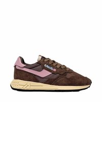 Sneaker in camoscio marrone e mesh con accenti rosa, suola beige e logo "Autry" con bandiera americana sul lato.