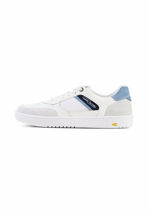 Witte lage sneaker met lichtgrijze suède accenten, blauwe hielband, marineblauwe zijstreep en witte gestructureerde zool.