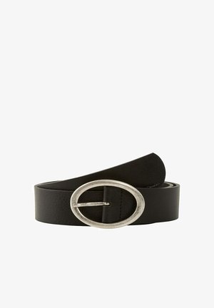 Zwarte lederen riem opgerold met een zilverkleurige ovale metalen gesp op een witte achtergrond.