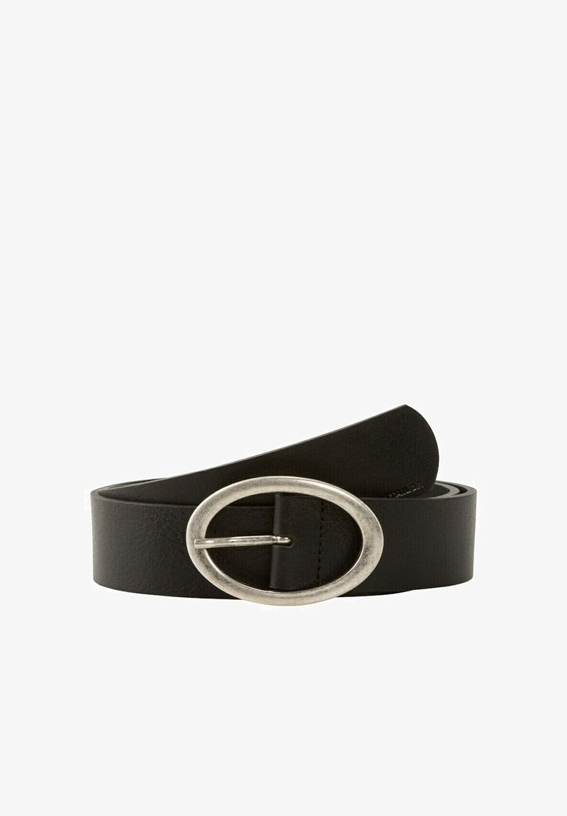 Ceinture en cuir noir roulée avec une boucle métallique ovale argentée sur fond blanc.