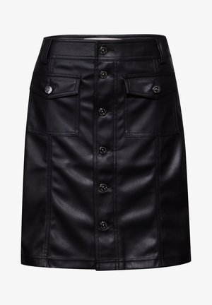 Svart faux läderkjol med en figurnära design, framknappsstängning, två framfickor och kontrasterande blanka silverdetaljer.