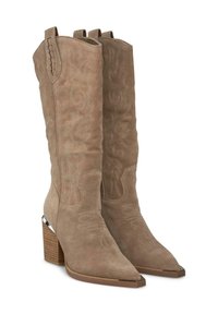 Botas de ante beige hasta la rodilla con punta afilada y costuras intrincadas. Cuentan con un tacón bloque y un acento metálico en la suela.