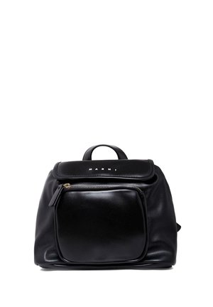 Zaino in pelle nera con texture liscia, forma arrotondata, manico superiore e tasca frontale con zip. Presenta dettagli in oro e logo impresso.