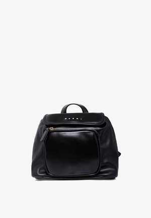 Črna usnjena nahrbtnik z gladko teksturo, zaobljeno obliko, zgornjim ročajem in sprednjim žepom na zadrgo. Ima zlate dodatke in embossed znak.