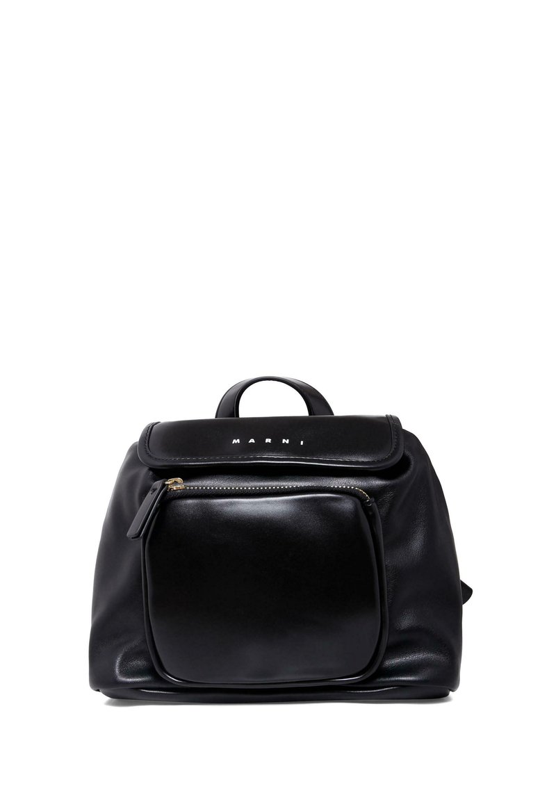 Zaino in pelle nera con texture liscia, forma arrotondata, manico superiore e tasca frontale con zip. Presenta dettagli in oro e logo impresso.