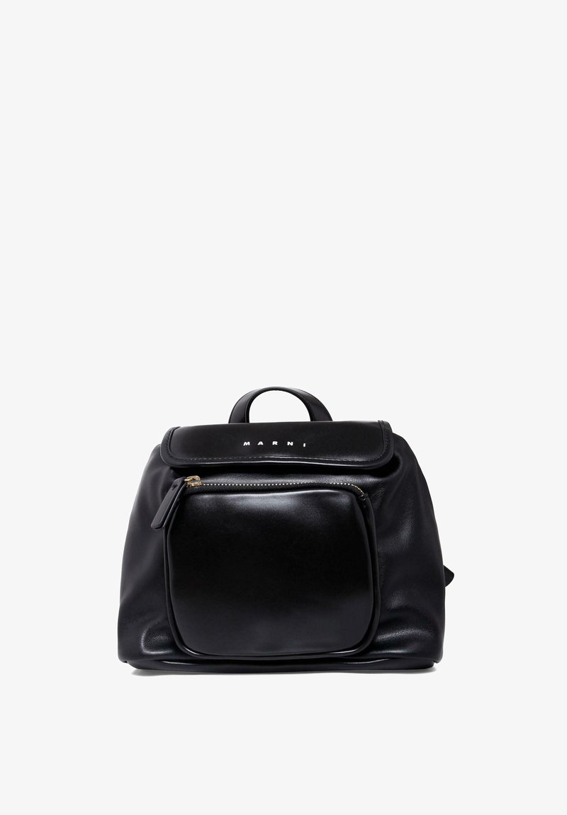 Črna usnjena nahrbtnik z gladko teksturo, zaobljeno obliko, zgornjim ročajem in sprednjim žepom na zadrgo. Ima zlate dodatke in embossed znak.