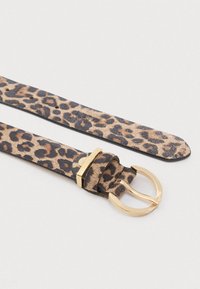 Leopardmønstret bælte lavet af tekstureret materiale, med spænde og lukning i guldtonet metal samt flere justeringshuller.