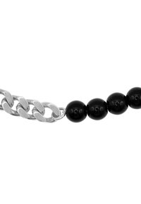 Chaînes en argent entrelacées de perles noires brillantes, présentant une texture lisse et une forme ronde uniforme.
