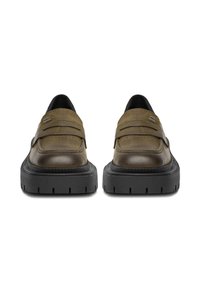 Hnedé kožené topánky s textúrovaným povrchom, bezzapínací dizajn a elastickými detailami, s hrubou čiernou gumovou podrážkou s dezénom.