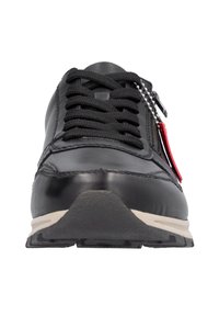 Zapatilla negra de cuero con superficie texturizada, cordones negros y suela de goma. Presenta un acento de etiqueta roja y un diseño de puntera redondeada.