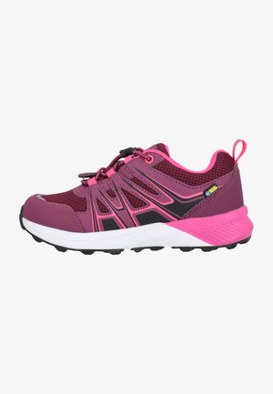 Sportskor i lila och rosa syntetiskt material. Har en ovandel i nät, svarta accenter, justerbar snörning och texturerad gummisula.