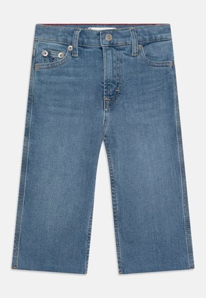 Blaue Denim-Hosen mit weitem Bein und geradem Schnitt, fünf Taschen, metallischem Knopfverschluss und kontrastierenden Nähten. Glatte Textur und verblichene Optik.