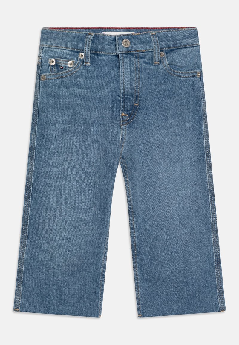 Jean en denim bleu à jambes larges avec une coupe droite, cinq poches, fermeture à bouton en métal et coutures contrastées. Texture lisse et finition délavée.