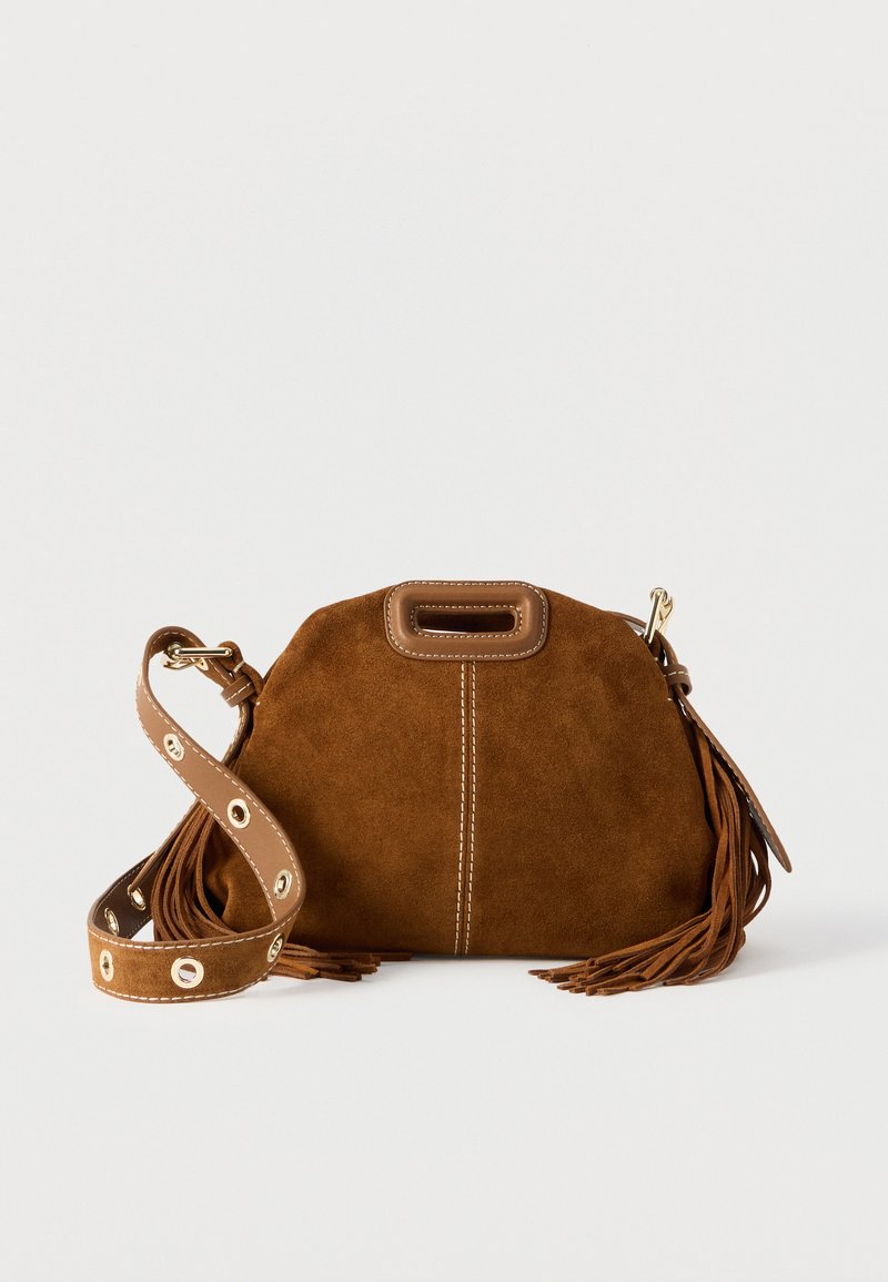 Sac à main en daim marron de forme arrondie, avec des accents à franges, une sangle marron ornée de ferrures dorées et des détails perforés.