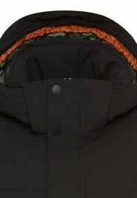 Schwarze Kapuzenjacke mit einem orangefarbenen Innenfutter, ausgestattet mit einem hohen Kragen, Druckknöpfen und einer glatten, strukturierten Außenfläche.
