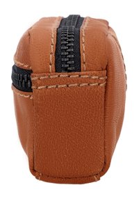 Braune Ledertasche mit schwarzem Reißverschluss entlang der Oberseite, detaillierte Nähte an Nähten und Kanten sichtbar.