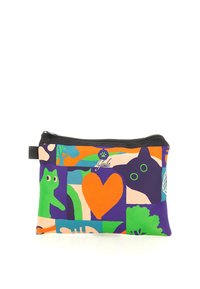 Piccola pochette con cerniera con volti di gatti astratti colorati, alberi verdi, cuore arancione e motivi di lisca di pesce su sfondo viola.