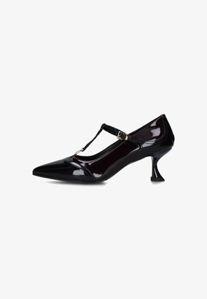 Scarpa con tacco alto in pelle patinata nera, con punta affusolata, design a T, fibbia regolabile e tacco curvo unico.