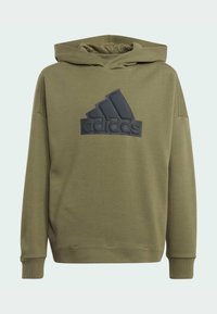 Felpa con cappuccio verde oliva realizzata in tessuto morbido, con un grande logo Adidas in gomma nera sulla parte anteriore e polsini a coste.