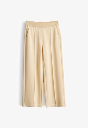 Pantaloni beige a gamba larga con vita elastica e pieghe frontali, dotati di tasche laterali e finitura del tessuto liscia.