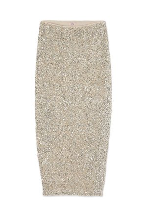 Gonna a matita beige coperta da densi paillettes argentate, con una fascia stretta in vita e una silhouette dritta e aderente.