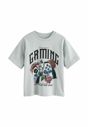 Hellgraues T-Shirt mit schwarzem Text „GAMING“, einer Grafik eines Gamecontrollers mit Graffiti, roten Rosen und den Phrasen „Sag niemals Game Over“ und „Lass uns das Spiel spielen.“