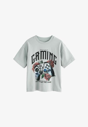 Svetlosivé tričko s čiernym nápisom "GAMING", grafikou herného ovládača s graffiti, červenými ružami a frázami "Nikdy nehovor game over" a "Poďme hrať hru."