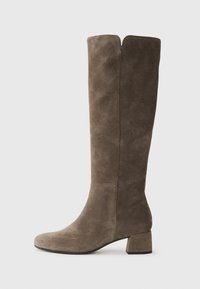Botte en suede taupe, hauteur genou, avec un bout rond et un talon bloc. Comprend un détail de couture tendance et une petite découpes en haut.