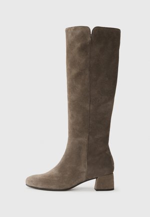 Knielange, taupe suede laars met een ronde neus en blokhak. Kenmerkt zich door een stijlvolle naaddetail en een kleine uitsnede aan de bovenkant.