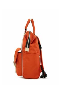 Sac à dos en tissu orange avec une grande poche latérale, des bretelles ajustables noires, des doubles zip et un accent beige près de la poignée supérieure.