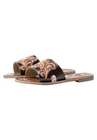Bruine leren instapsandalen met reliëf bloemenpatroon, open teen en platte zool. Heeft decoratieve stiksels langs de randen.