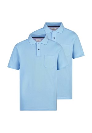 Zwei hellblaue Poloshirts mit kurzen Ärmeln, Kragen, vorderen Knöpfen und Brusttaschen, übereinander gelegt vor einem weißen Hintergrund.