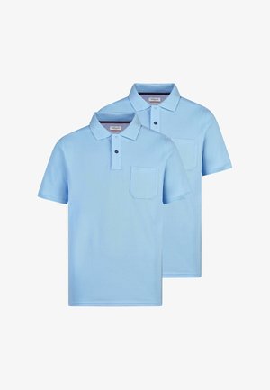 Dwie jasnoniebieskie koszulki polo z krótkim rękawem, kołnierzykami, guzikami z przodu i kieszeniami na piersi, ułożone warstwowo na białym tle.