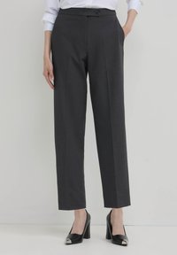 Pantaloni grigi su misura realizzati in tessuto liscio, con un design a gamba dritta, tasche frontali e un bottone nero di chiusura in vita.