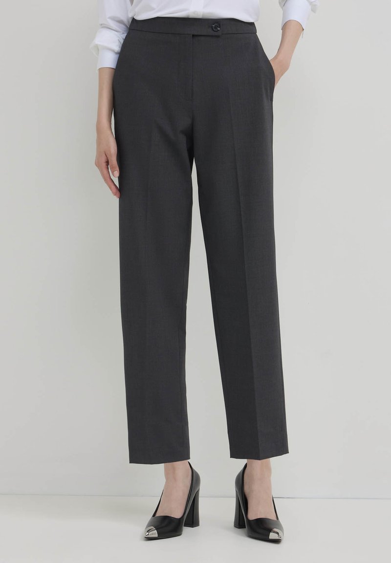 Pantaloni grigi su misura realizzati in tessuto liscio, con un design a gamba dritta, tasche frontali e un bottone nero di chiusura in vita.