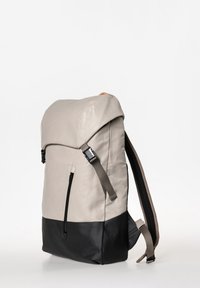 Zaino a sacco grigio chiaro con fondo nero, dotato di spallacci regolabili, una tasca con zip e una texture in pelle liscia.