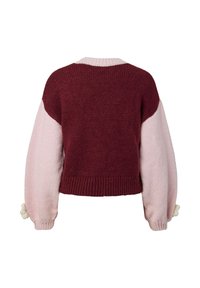 Πλεκτό πουλόβερ με μπορντό κορμό και ροζ μανίκια, ριμπ τελείωμα και υφασμένους μανσέτες με διακοσμητικά πομ πομ. Κοντή γραμμή.