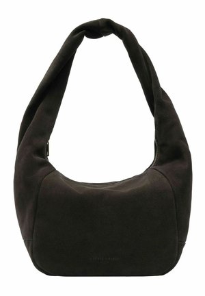 Bolso de hombro de ante negro suave con una correa ancha y un cierre de cremallera a lo largo del borde superior.