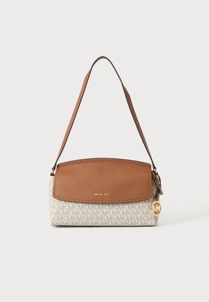 Tan- und beigefarbene Michael Kors Umhängetasche mit goldenem MK-Logo-Anhänger, monogrammierter unterer Hälfte und einfarbiger Klappe vor weißem Hintergrund.