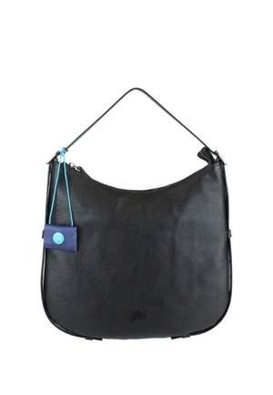 Borsa a tracolla in pelle nera con una semplice forma curva e un manico corto, con una piccola etichetta blu attaccata alla zip.