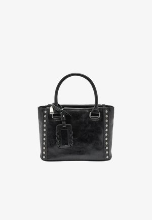 Czarna skórzana torebka o sztywnym fasonie, z srebrnymi ćwiekami po jednej stronie i odpinanym etykietą z koronkowym detalem.