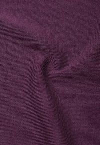 Fioletowa tkanina teksturowana z prążkowanym wzorem, prezentująca gładką powierzchnię i miękki spad, idealna do odzieży lub tapicerki.