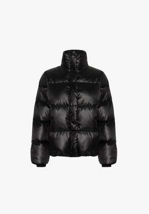 Črn sijoč puffer plašč z visokim ovratnikom, kviltanimi deli, dolgimi rokavi in elastičnimi manšetami, prikazan na beli podlagi.