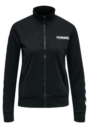 Giacca sportiva nera con zip e collo alto, logo bianco HUMMEL sul petto e strisce bianche a chevron sulle maniche.