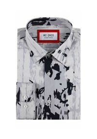 Chemise à boutons en tissu gris avec un motif abstrait noir. Dotée d'un col pointu et d'un poignet à bouton unique. Étiquette de marque en rouge.